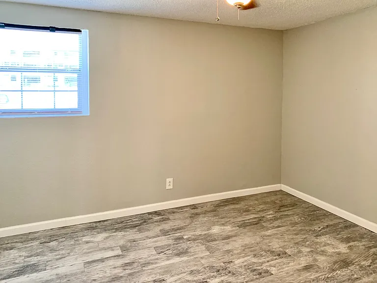 410 E 6th St #1 — Photo 8