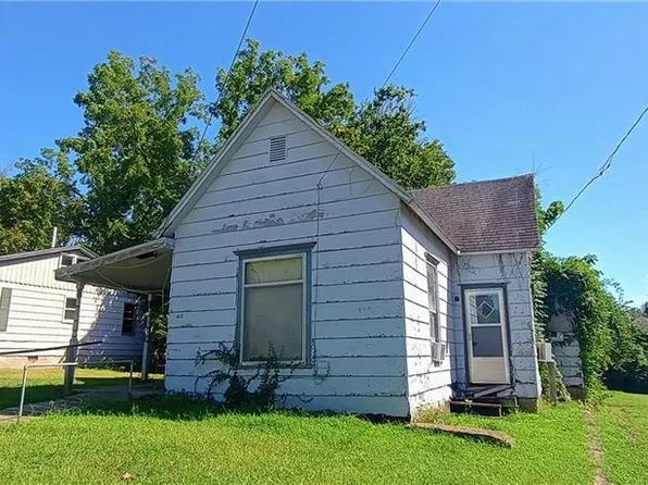 415 W Hickory St, Nevada, MO 64772