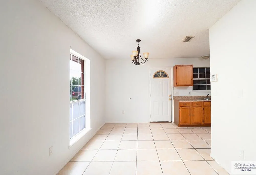 3 bed, 2.0 bath, 1040 sqft, $1,400 — Photo 4