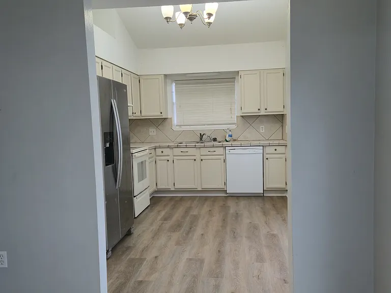 1917 Heartland Dr — Photo 3