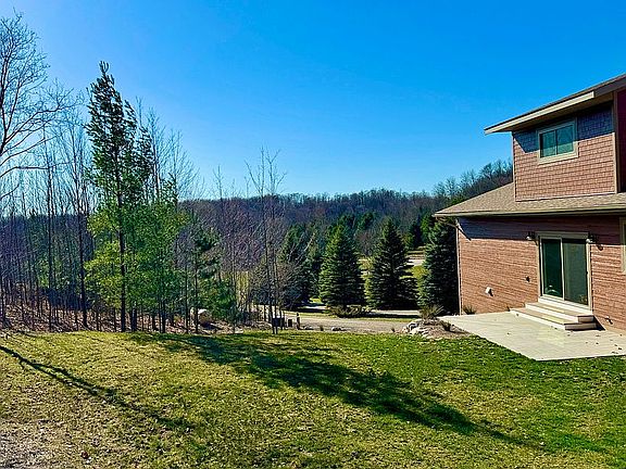BBQ DECK & BACK YARD