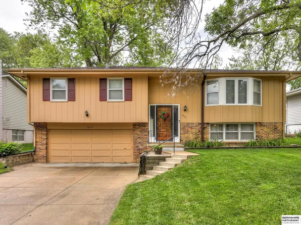 10111 Mockingbird Dr, Omaha, NE 68127