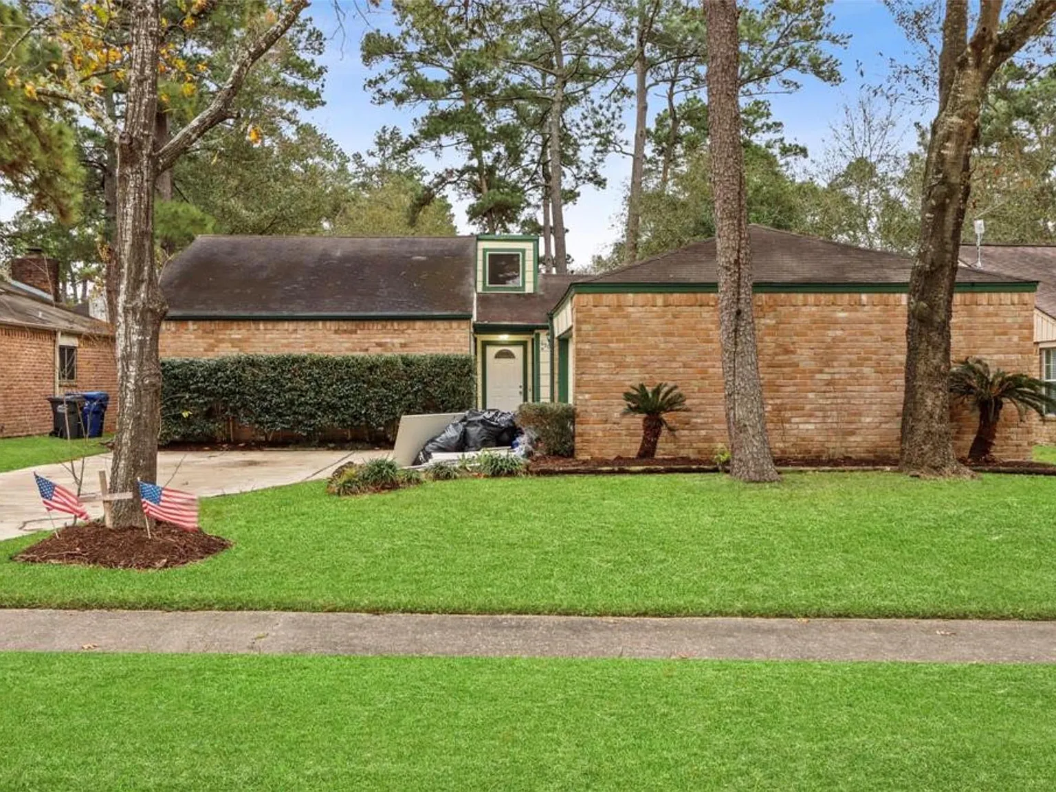 3 bed, 2.0 bath, 1692 sqft, $2,200 — Photo 1