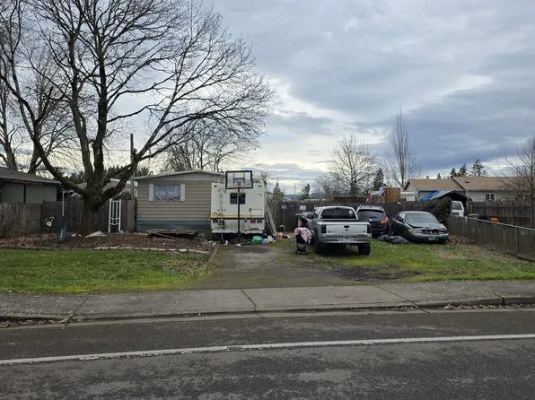 530 S 6th St, Harrisburg, OR 97446