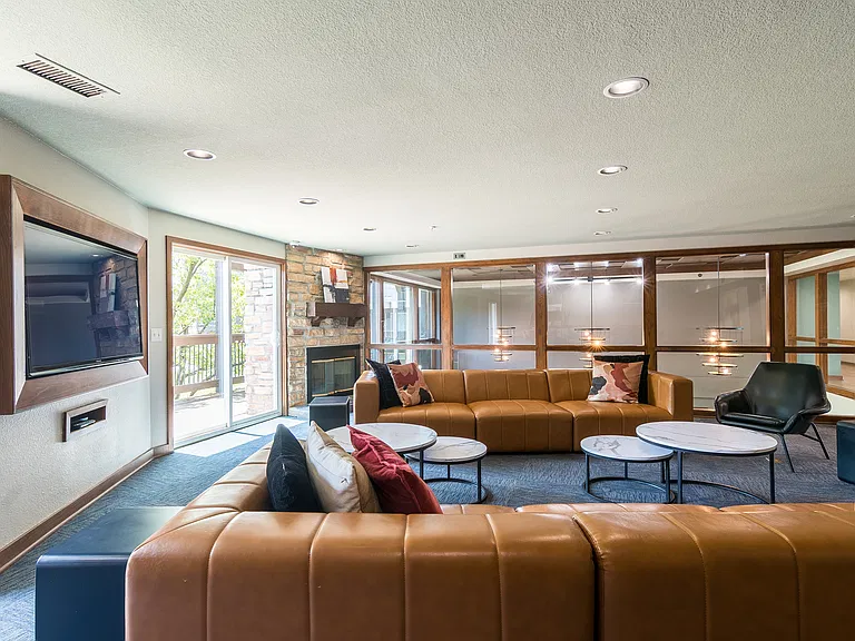 6565 W Foxridge Dr — Photo 2
