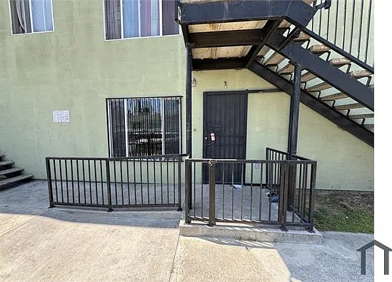 9004 S San Pedro St — Photo 2