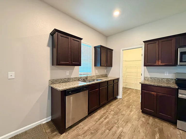 1136 Roberta Rd — Photo 5