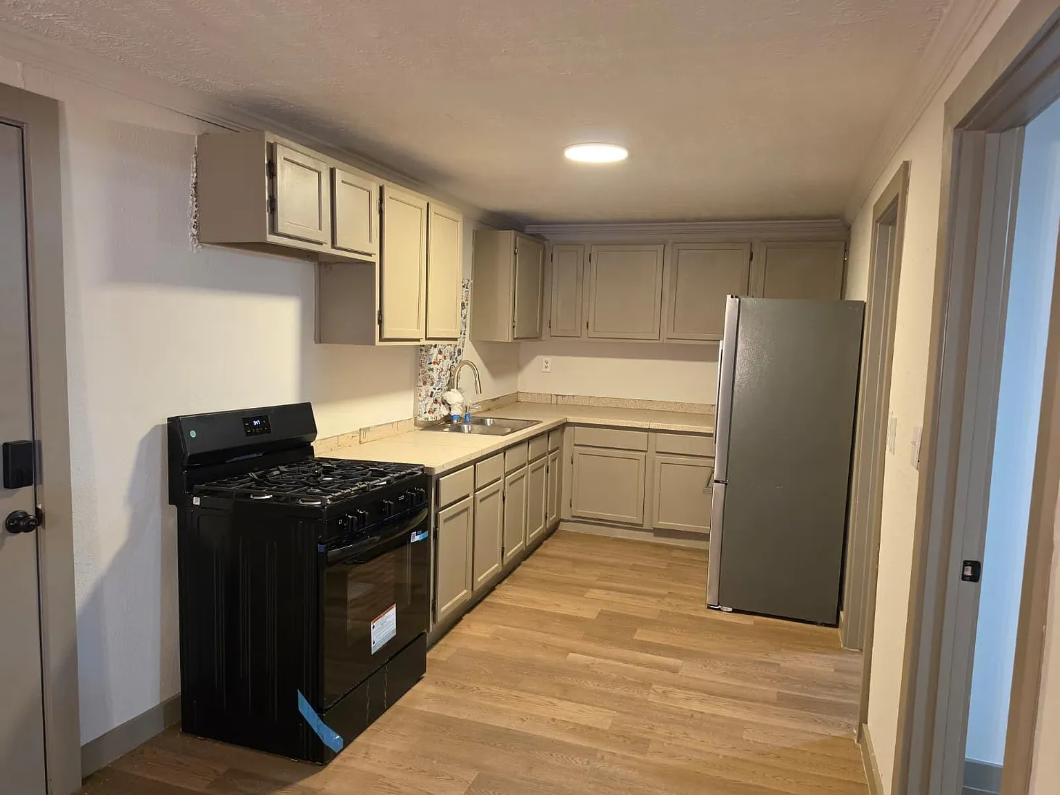 3 bed, 1.0 bath, $1,650 — Photo 4