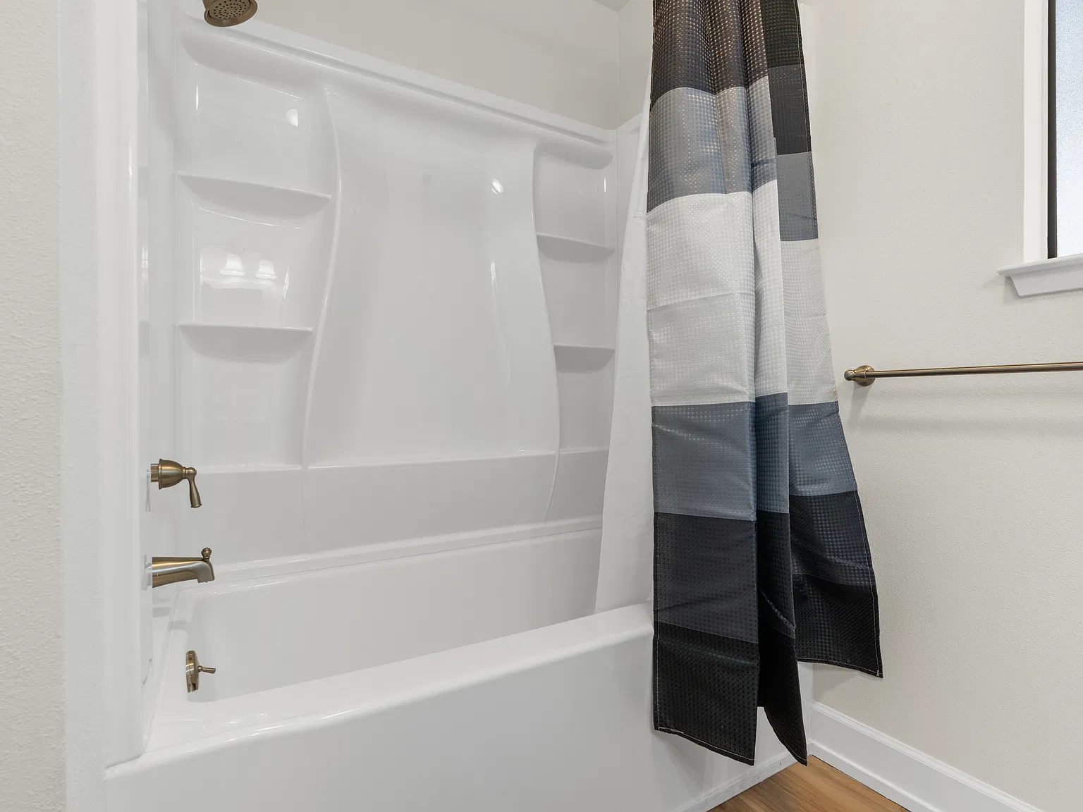 2 bed, 1.5 bath, 1050 sqft, $2,200 — Photo 3
