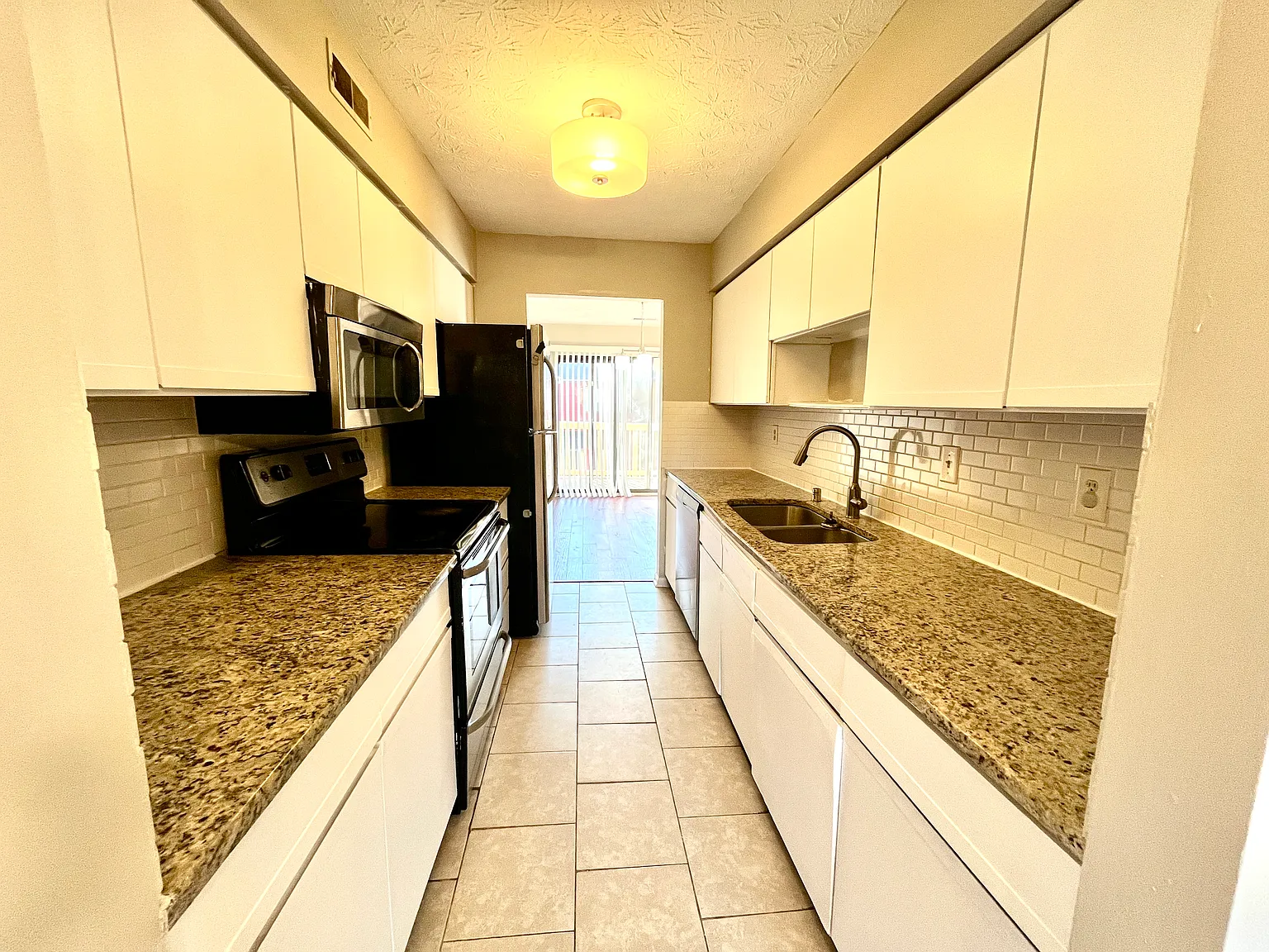 2 bed, 2.5 bath, 1717 sqft, $1,645 — Photo 3