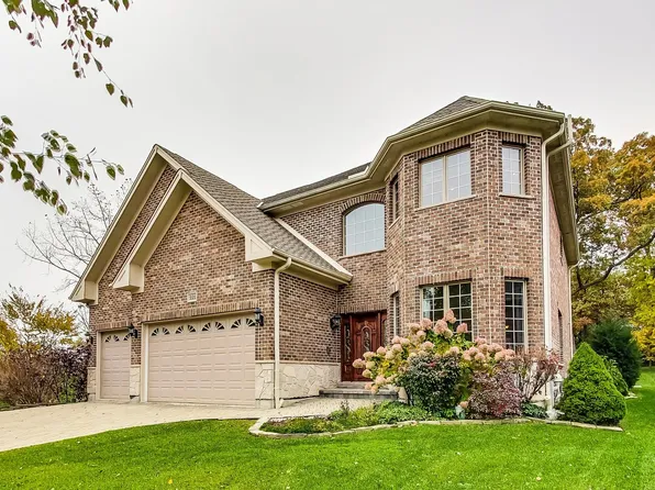 221 Parkway Ave, Lake Zurich, IL 60047