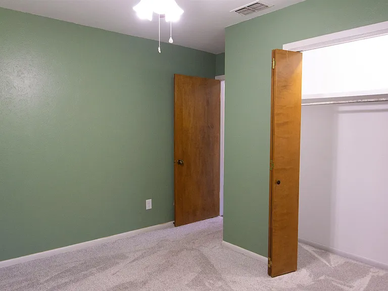 2811 Cromwell Ave — Photo 11