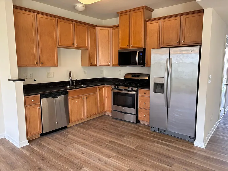 2528 Silverthorn Dr — Photo 10