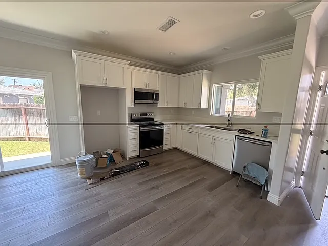 312 W Edna Pl — Photo 6