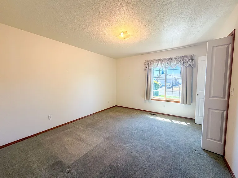 364 SE Davis Ct — Photo 23