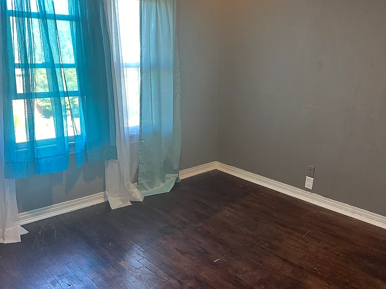 504 E Walnut St — Photo 7