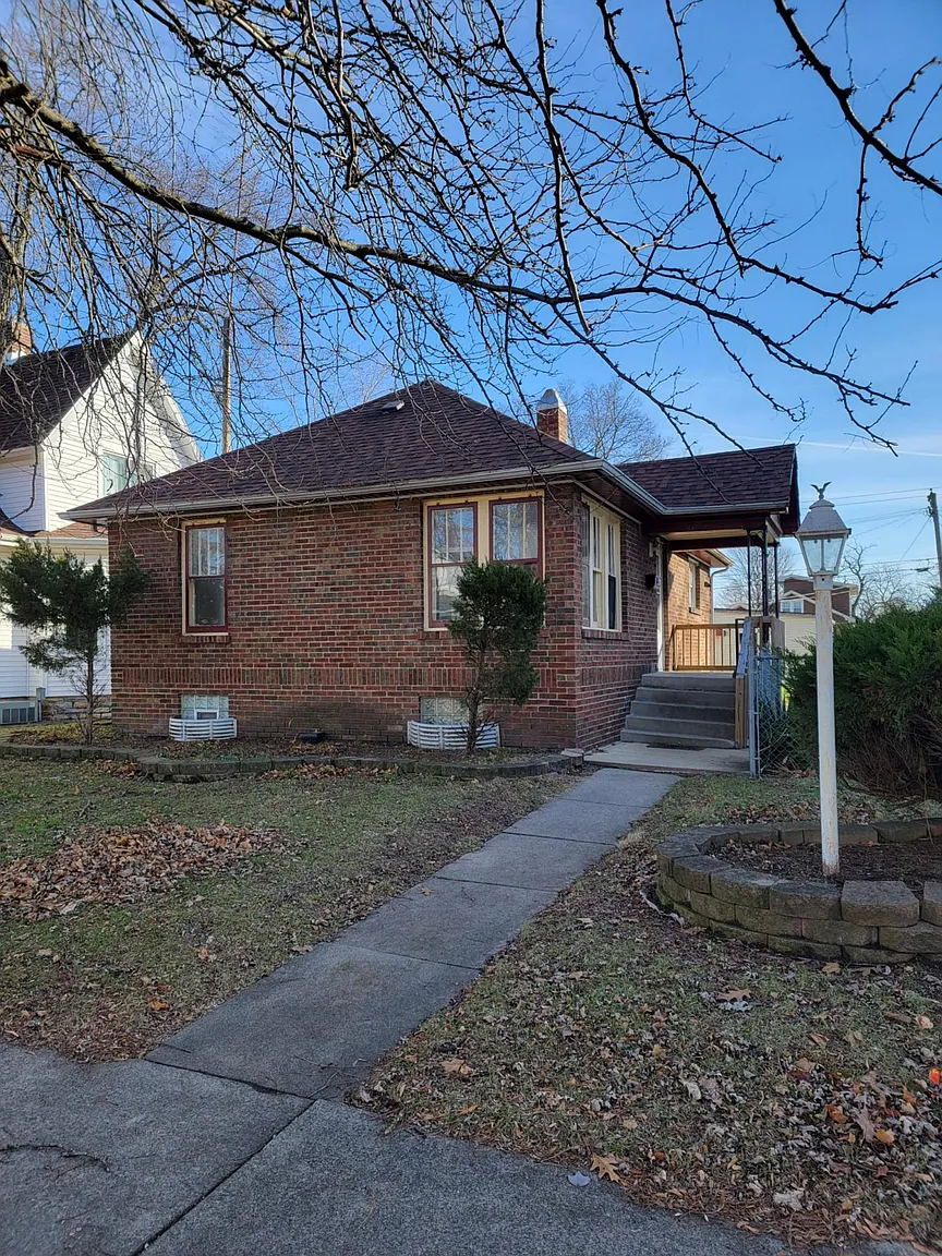 718 S Elm Ave photo 1