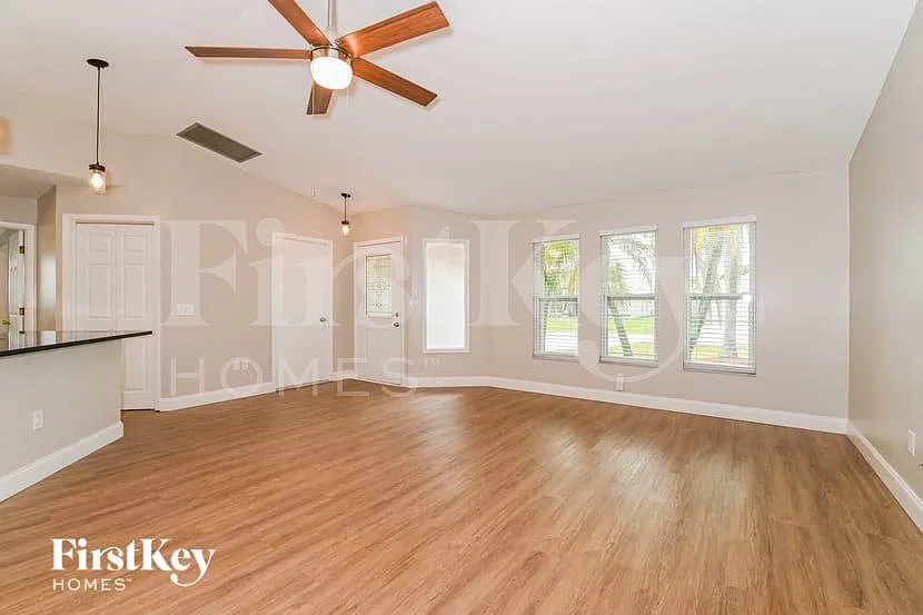 3 bed, 2.0 bath, 1201 sqft, $1,900 — Photo 2