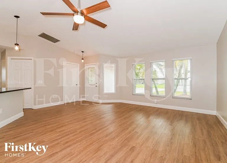 2213 SE 5th St — Photo 2