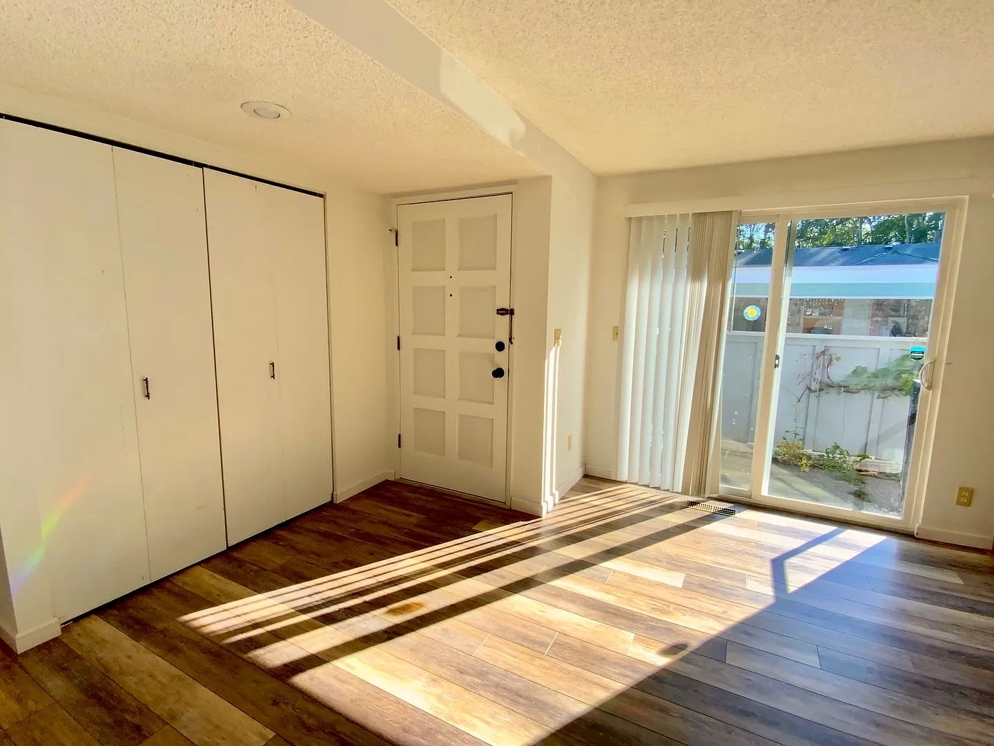 Beautiful 3 Bedroom Home in Lakewood! — Photo 2