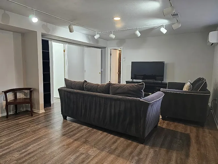 1217 Edgevale Rd #BASEMENT — Photo 2