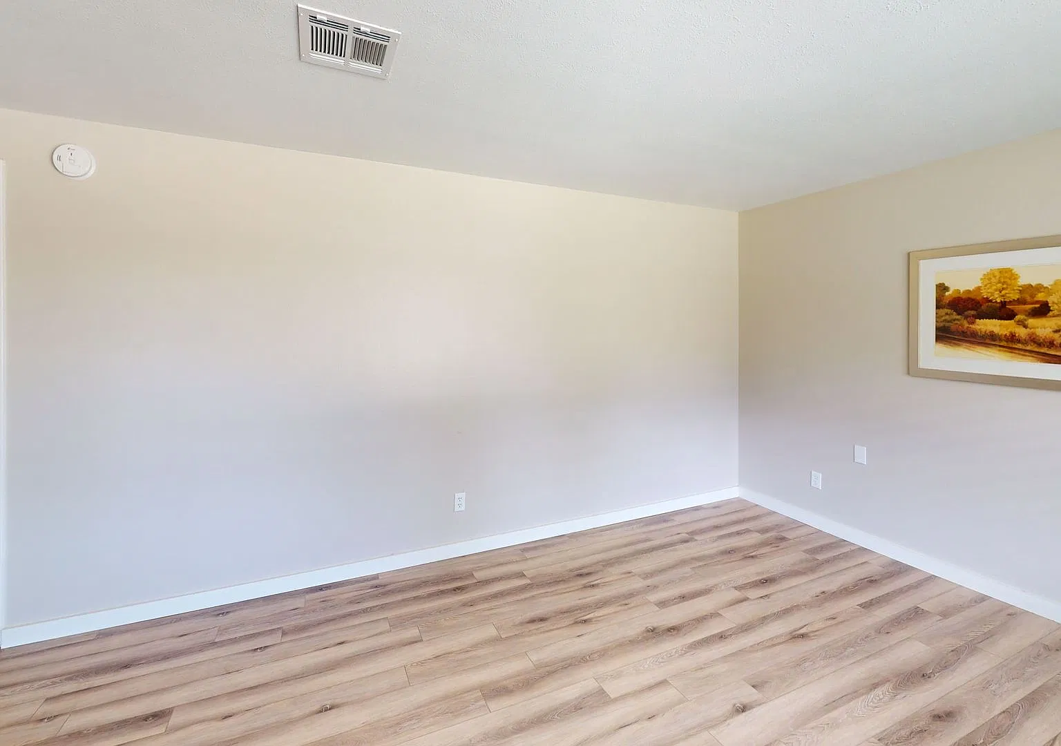 Newly updated 3/1.5 bath located in Camellia Estates — Photo 2