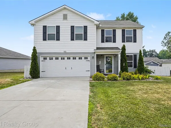 605 Rockway Dr, Linden, MI 48451