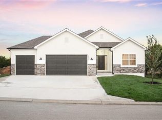 11810 E Ridgeview Ct, Peculiar, MO 64078