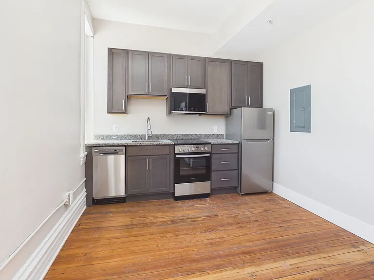7 East Franklin — Photo 150
