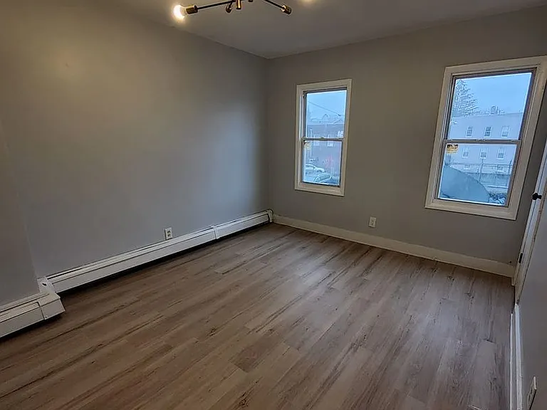 82-90 Wilson Pl — Photo 6