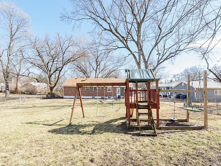 345 Aubuchon St — Photo 32