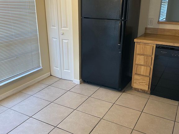 Kitchen-Eat in Area