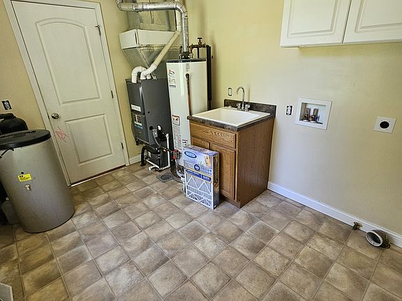 3rd image of 805 N Center St