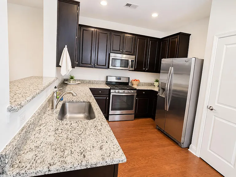 1107 Bennington Dr — Photo 4