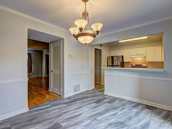 well-maintained 2-bedroom, 1.5-bathroom condo located in the heart of Sandy Springs