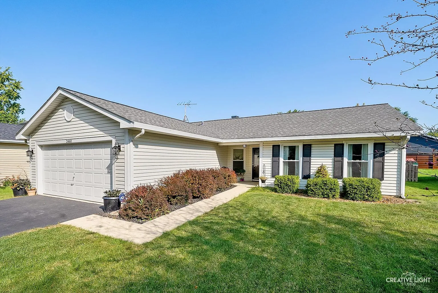 2460 Hedge Row Dr photo 1