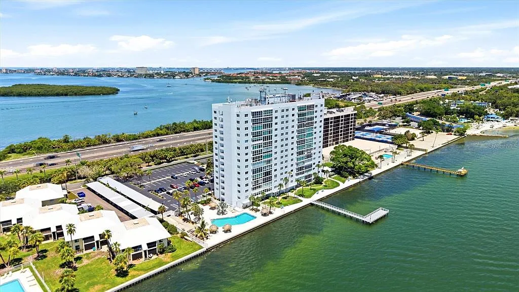 1 bed, 1.5 bath, 900 sqft, $2,200 — Photo 1