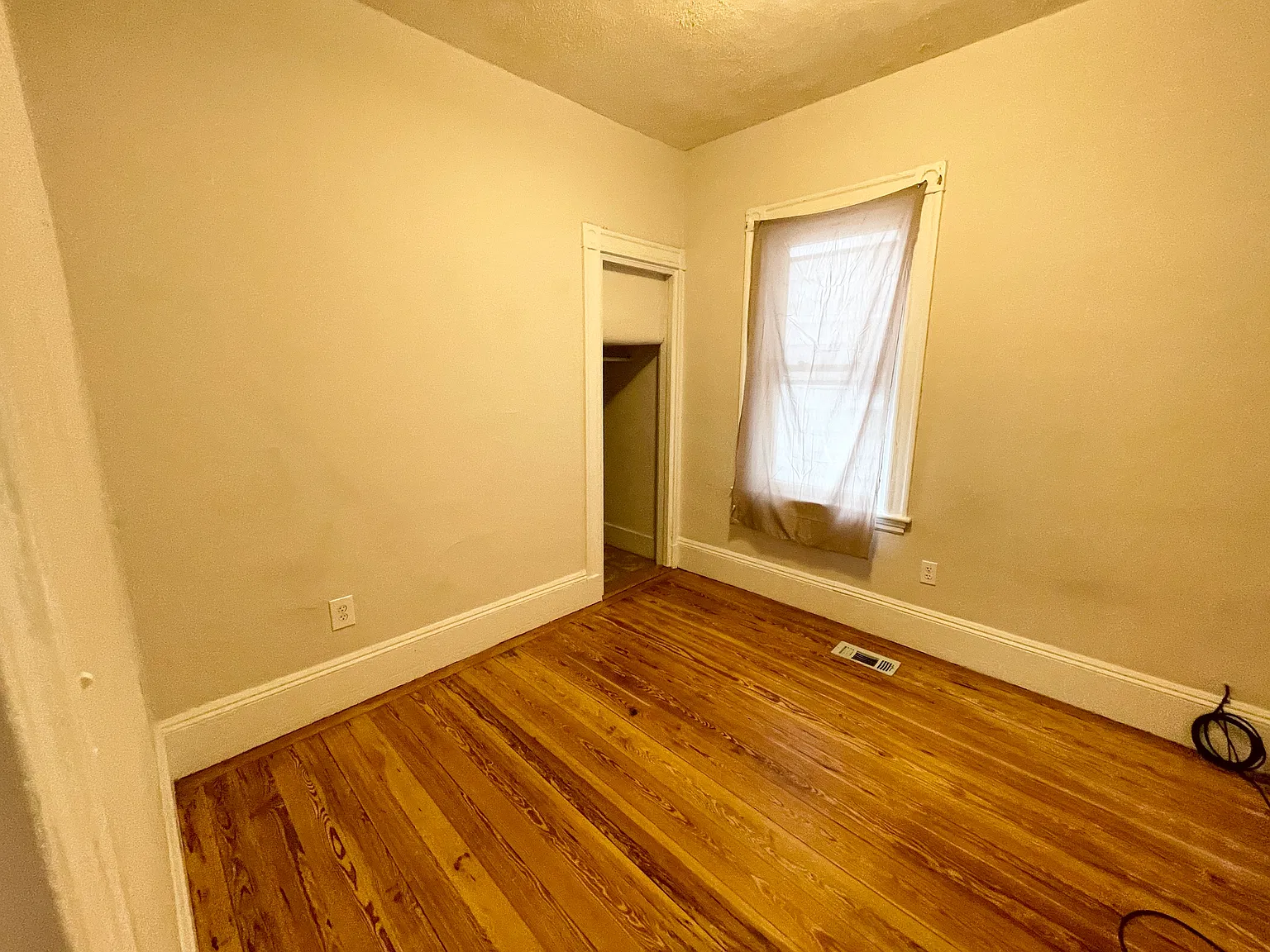 3 bed, 1200 sqft, $2,500 — Photo 3