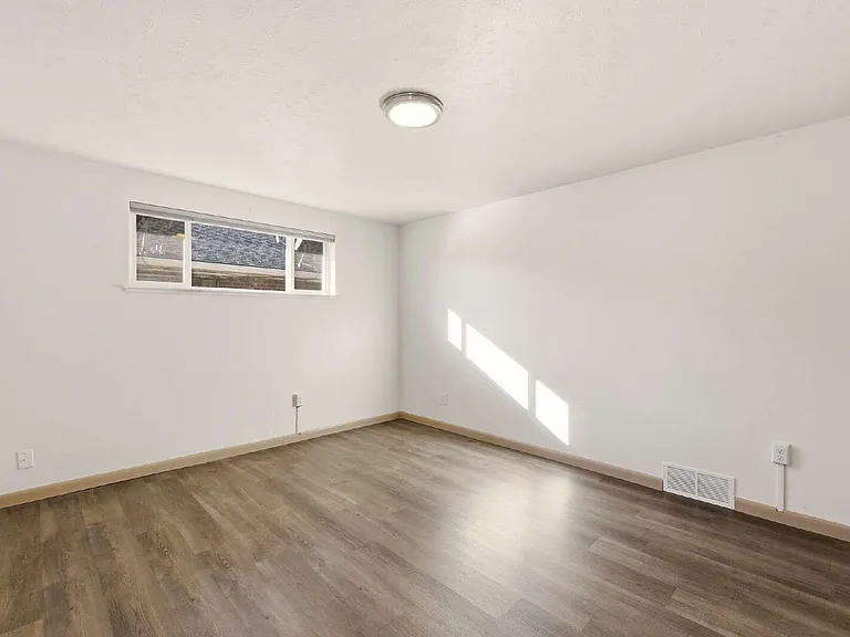 5104 E 33rd Ave — Photo 8