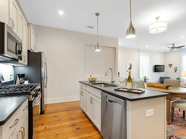 62 Queen St #F — Photo 14