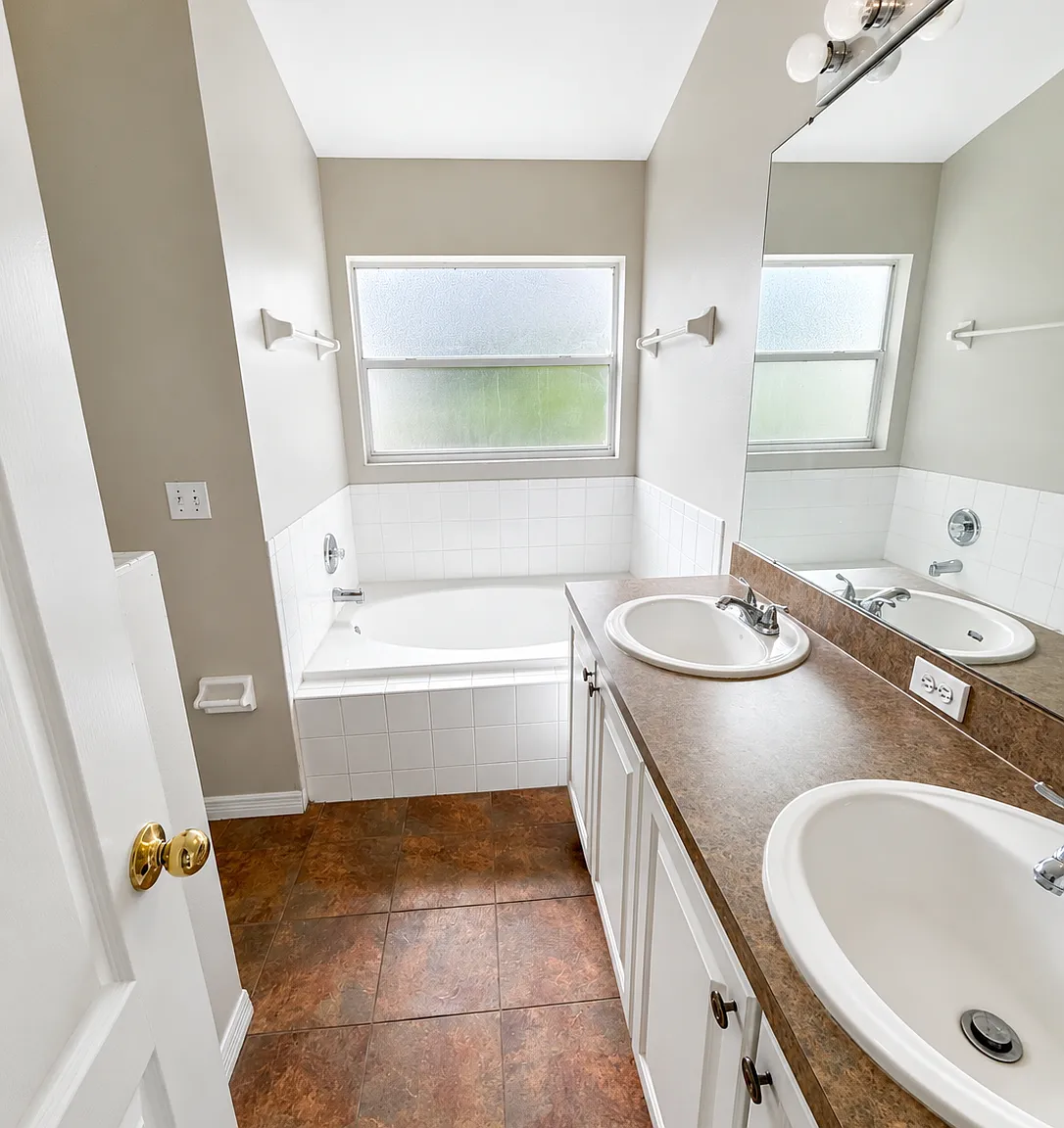 3 bed, 1185 sqft, $2,300 — Photo 4