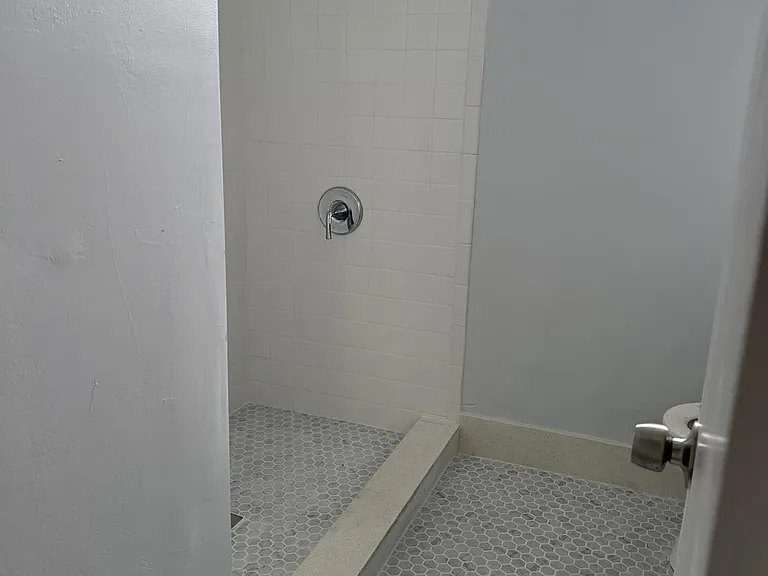 4604 W 173rd St #D — Photo 6