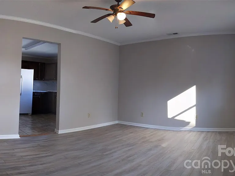 107 Hilltop Ln — Photo 2