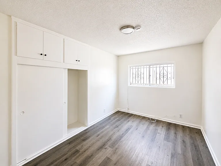 2672 S Redondo Blvd — Photo 8
