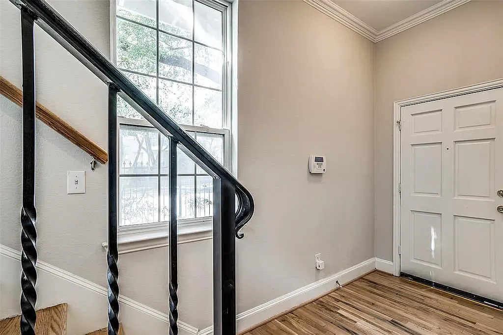 3 bed, 1849 sqft, $4,390 — Photo 3