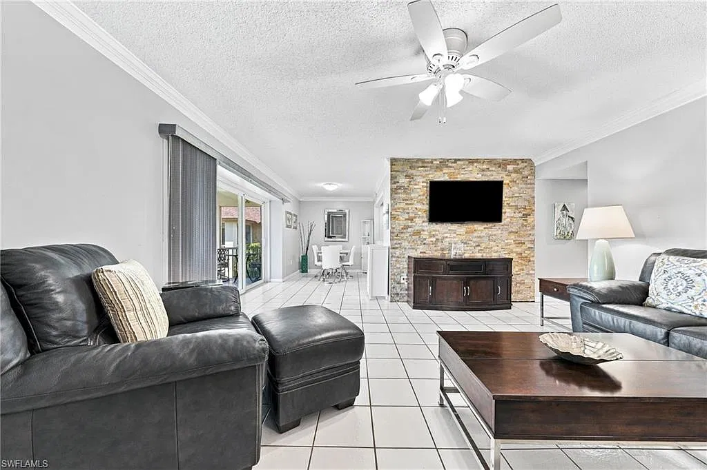 2 bed, 2.0 bath, 1062 sqft, $2,300 — Photo 2