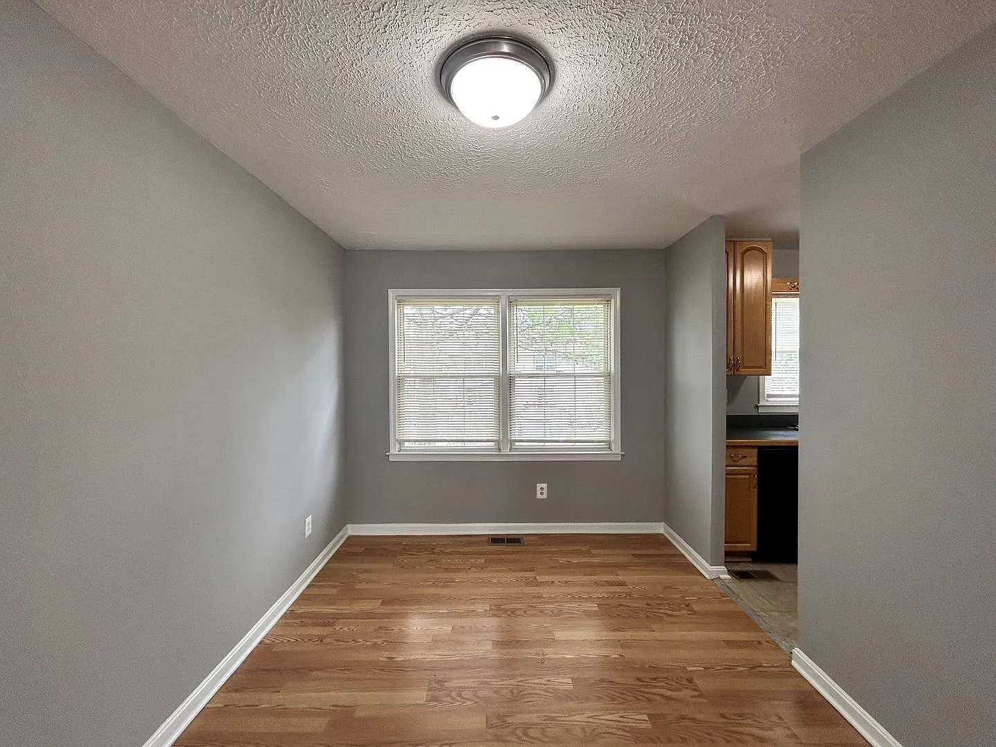 Baltimore - 3 Bedrooms and 1.5 baths Available! — Photo 2