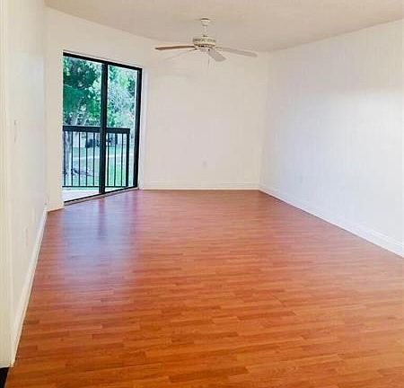 4th image of 9833 Nob Hill Ct