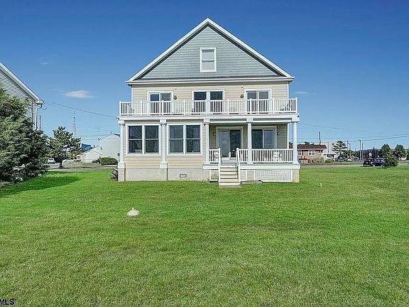 3rd image of 2140 W Riverside Dr