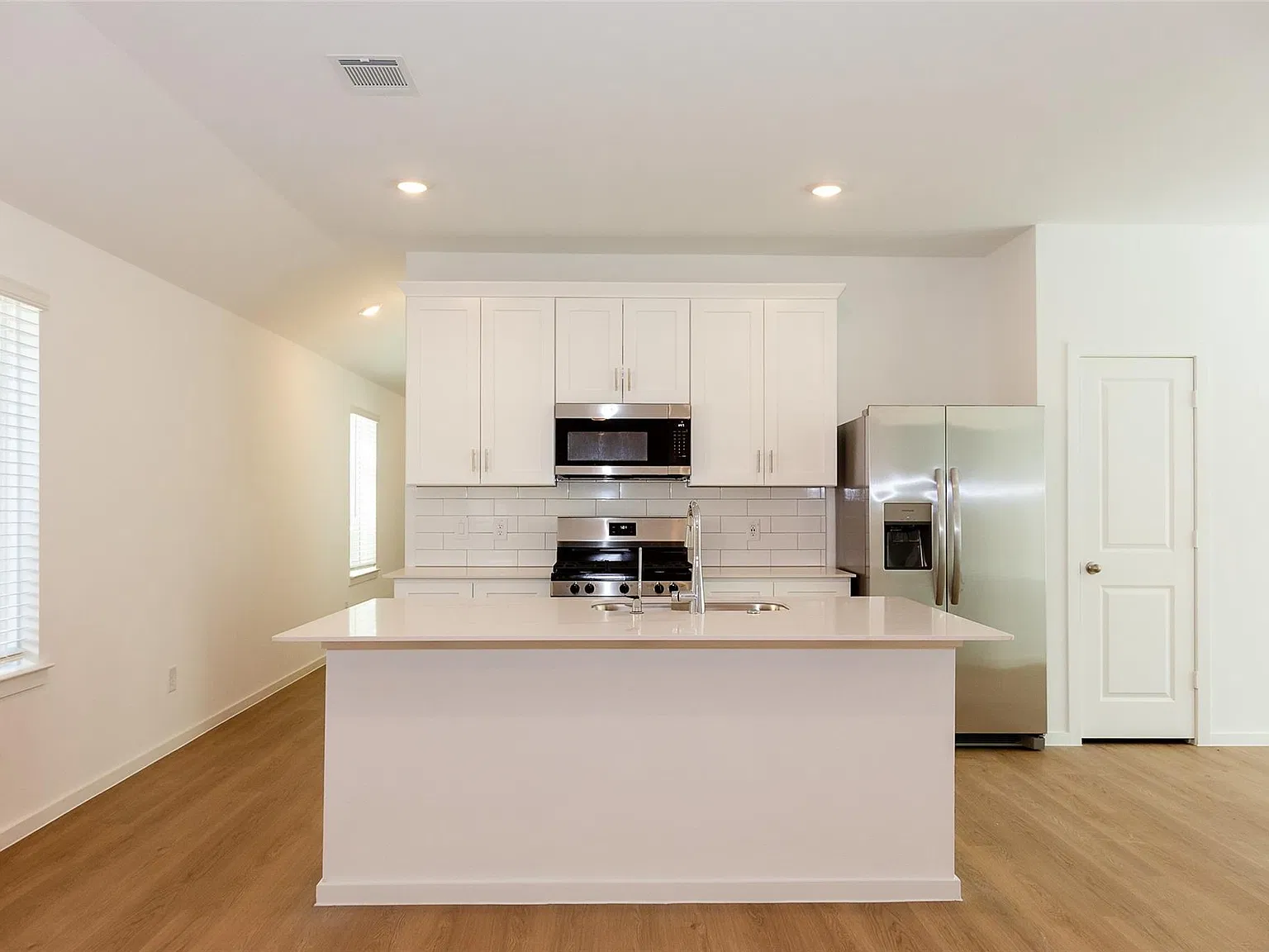 3 bed, 2.0 bath, $2,500 — Photo 4